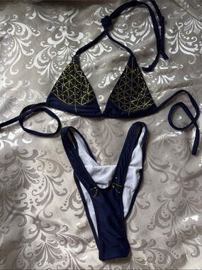 Women’s Medium (M) Brazilian-Style Bikini Set